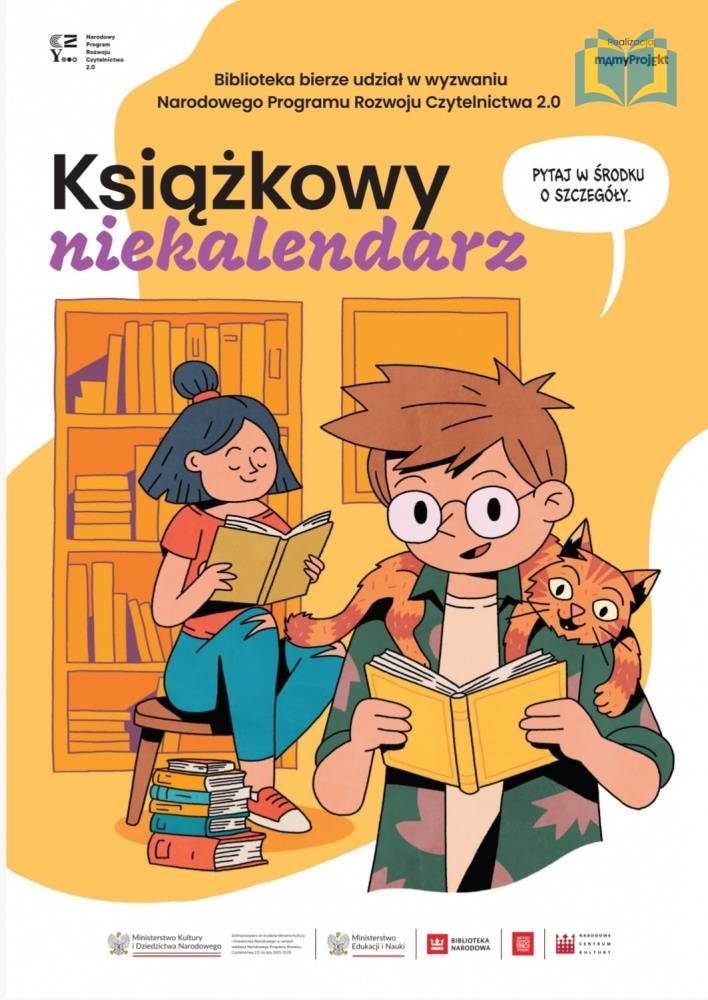 Zdjęcie: Plakat zachęcający do udziału w książkowym niekalendarzu. Na pomarańczowym tle chłopiec z kotem na ramionach czyta książkę w bibliotece. Obok stoi dziewczynka, która również czyta książkę.